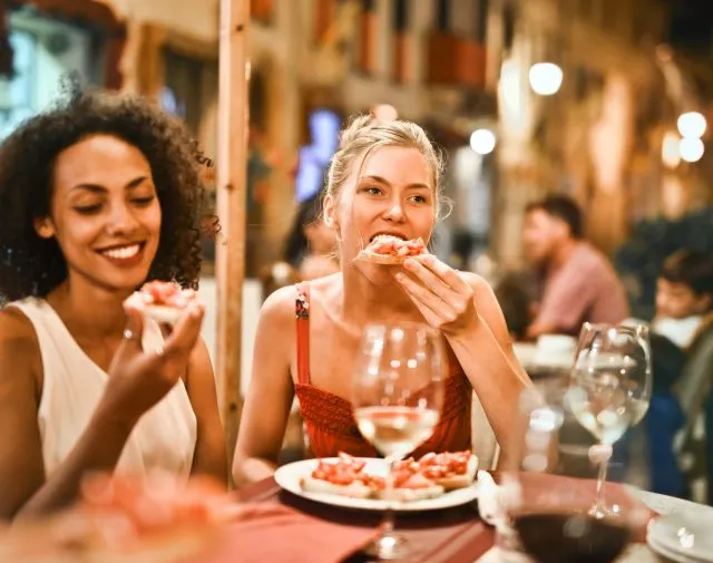 Weekendowy brunch ze znajomymi. Jak się ubrać?