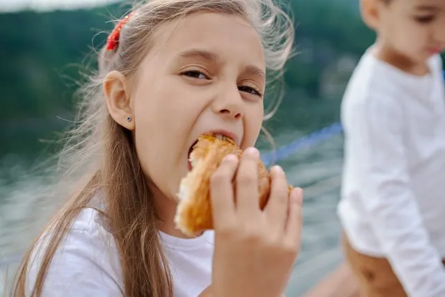 Jak wybrać idealną śniadaniówkę do szkoły?