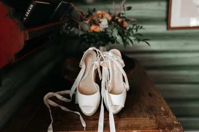 Jakich błędów należy unikać, gdy nosimy buty open toe?